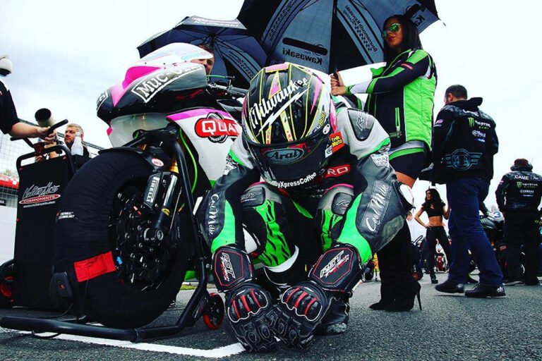Grid Girls With Quattro Plant Kawasaki At Brands Hatch For British Superbikes On 22nd May 2016