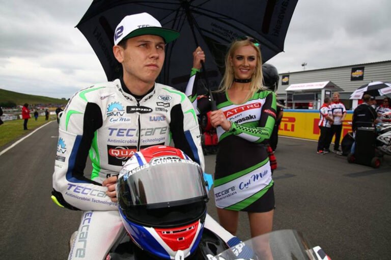 Grid Girls With Quattro Plant Kawasaki At Knockhill For British Superbikes On 26th June 2016