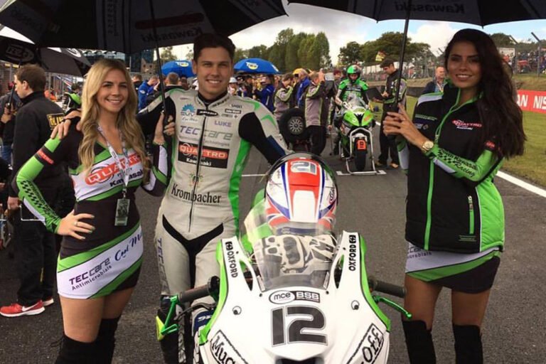Grid Girls With Quattro Plant Kawasaki At Brands Hatch For British Superbikes On 16th October 2016